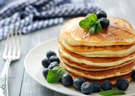 អ្នកអាចញ៉ាំអាហារពេលព្រឹកតាមរបបអាហារ kefir ជាមួយ pancakes របបអាហារឆ្ងាញ់